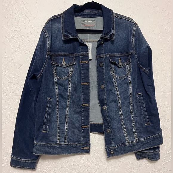 Torrid Medium Wash Denim Trucker Jacket BNWT Size 2 - Picture 2 of 10